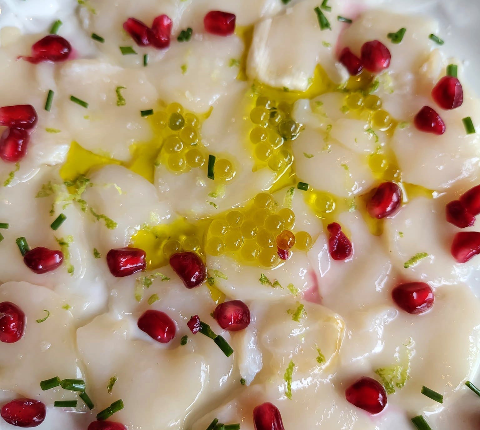 Carpaccio de Saint-Jacques, grenade et citron vert