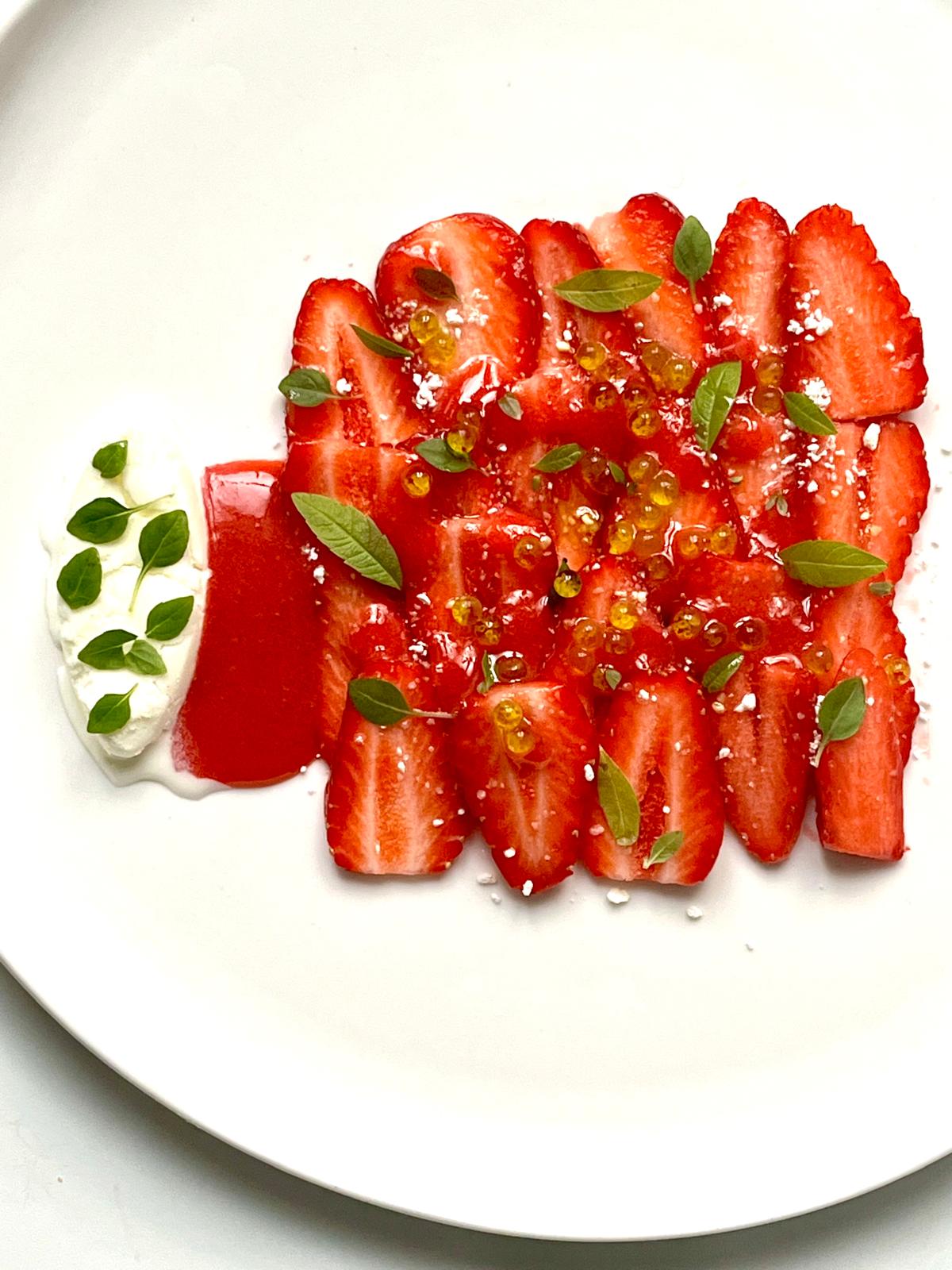 Carpaccio de fraises, verveine & basilic, glace au yaourt
