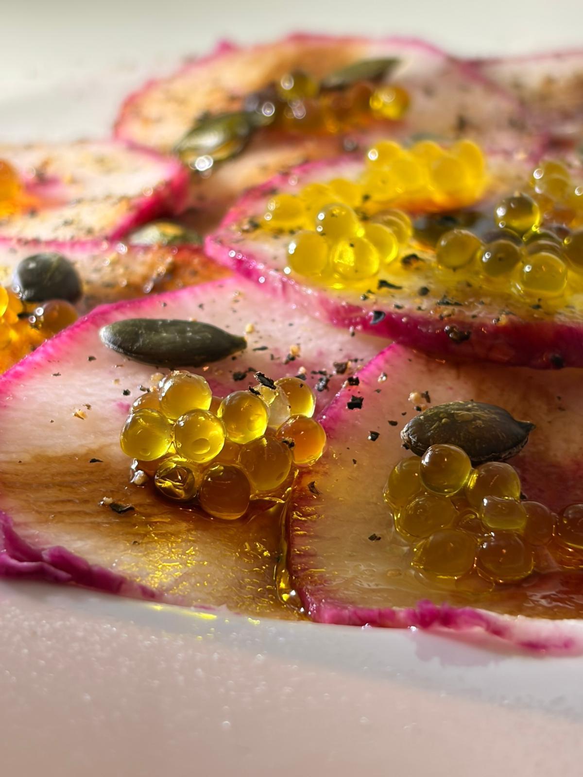 Carpaccio de radis Red Meat et graines de courges