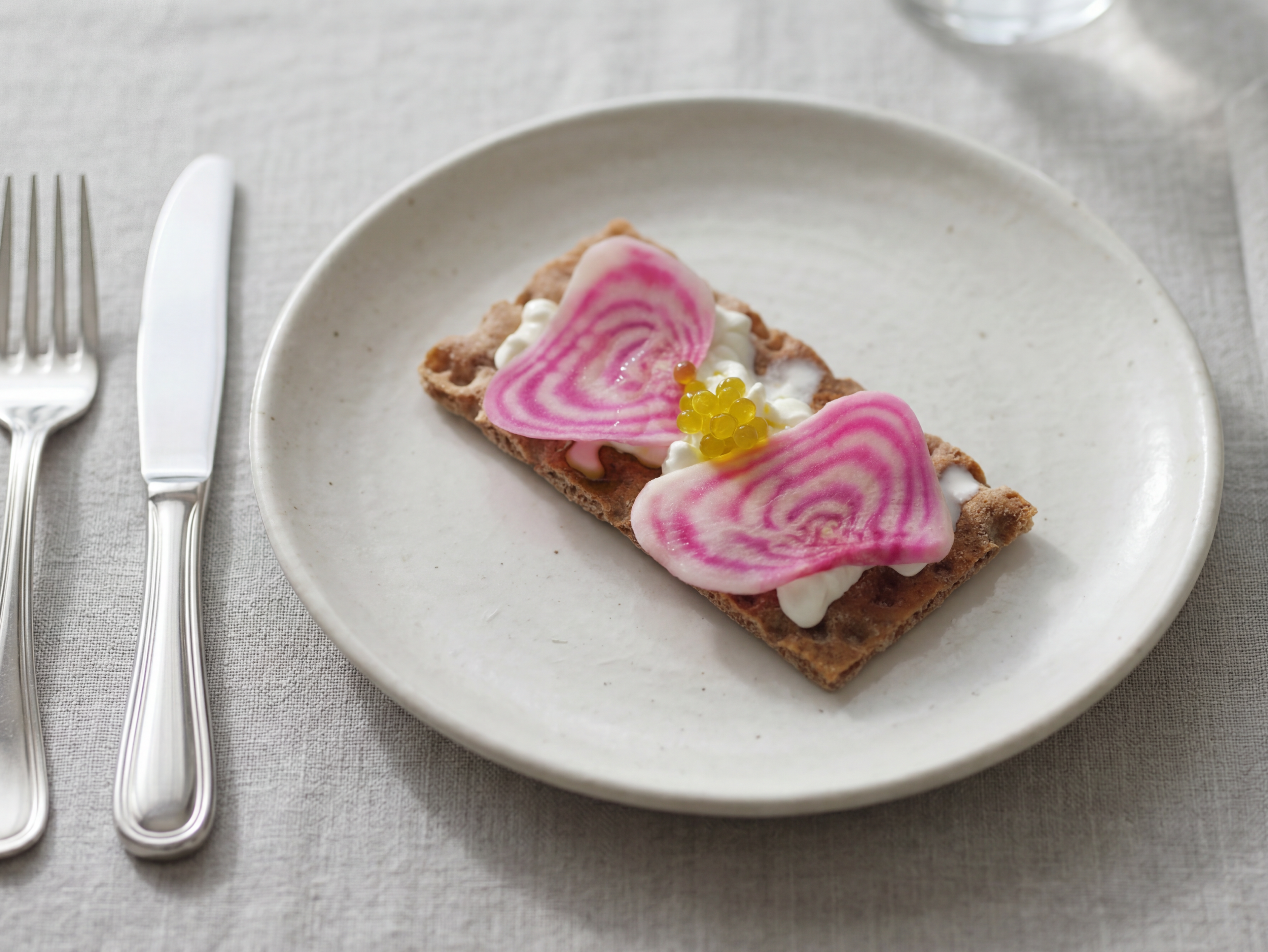 Gaufrette croustillante, crème acidulée et betterave chioggia