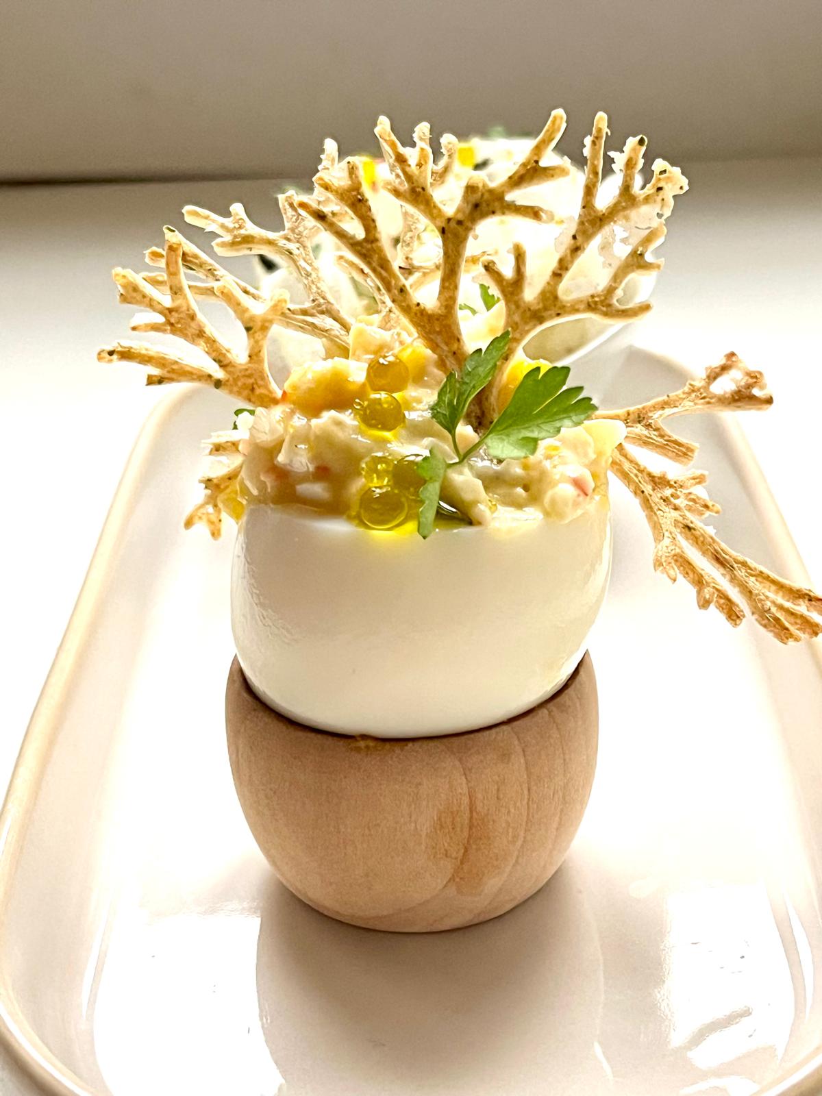 Œuf mimosa au crabe et salade de daikon