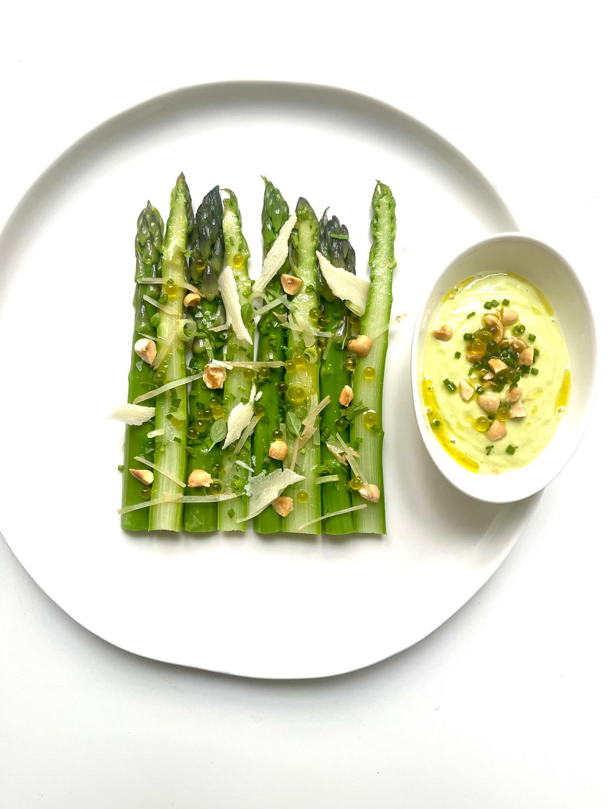 Salade d'asperges vertes, parmesan et noisettes