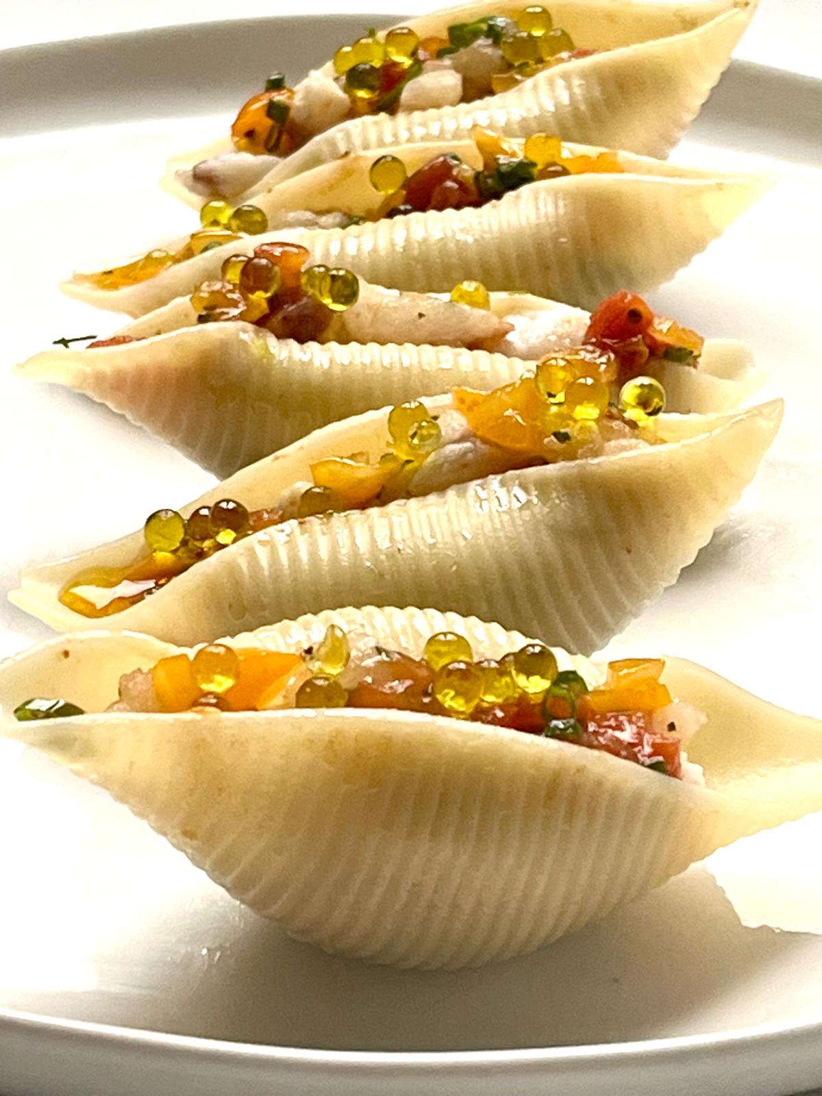 Salade de conchiglie, lotte et tomates