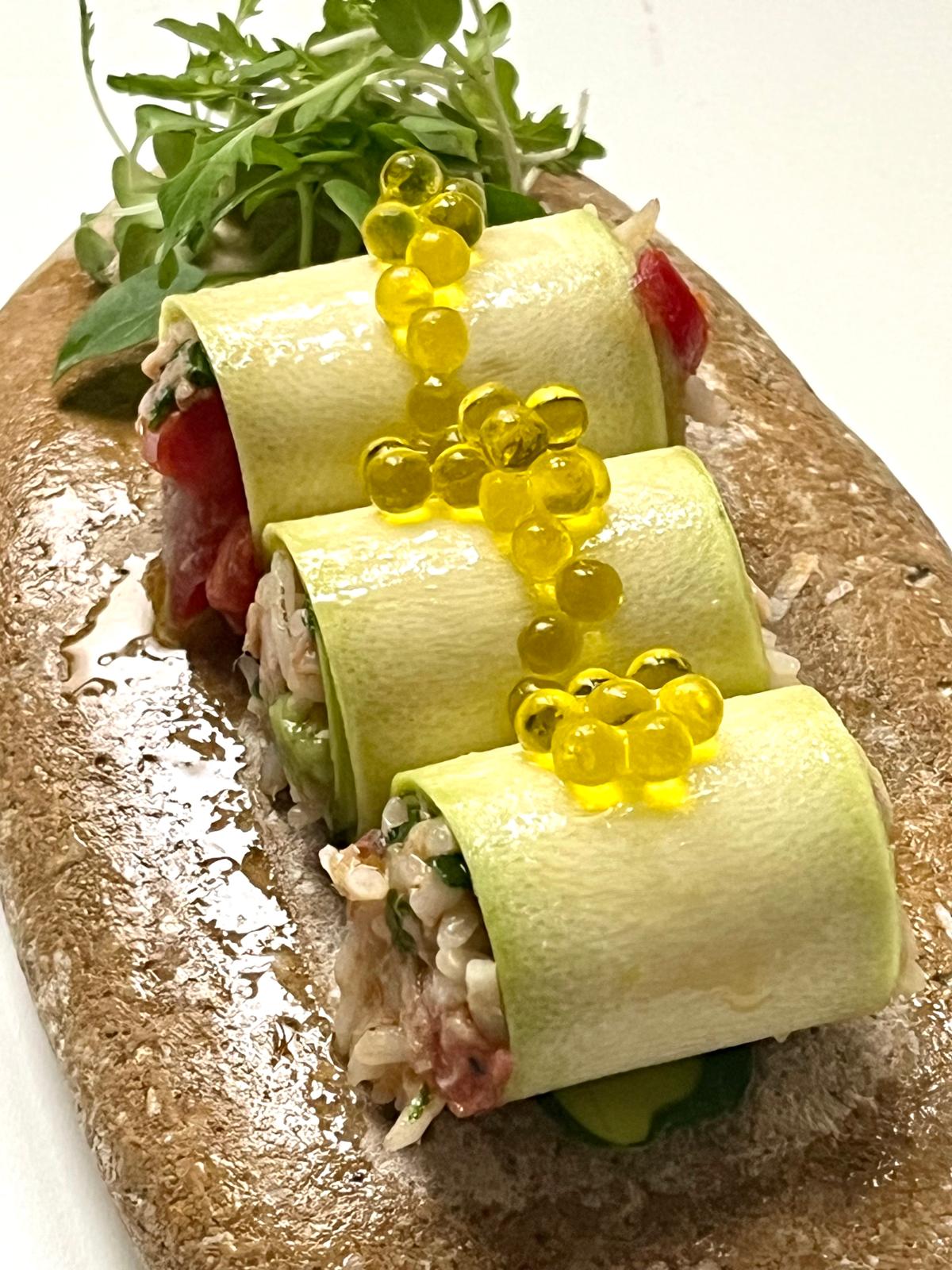 Salade de riz, thon et avocat en rouleaux de courgette