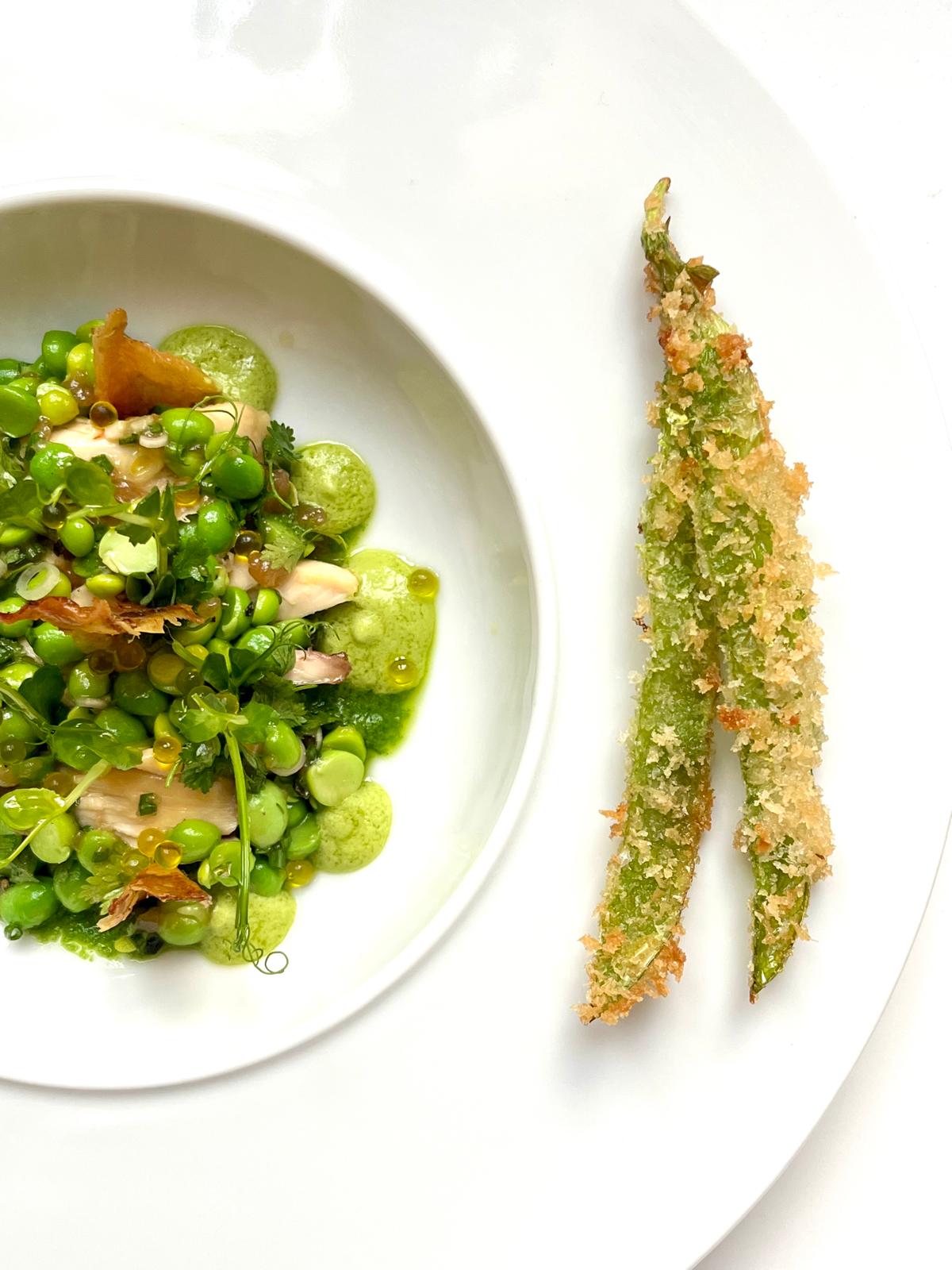 Salade de petits pois, poulet rôti et tempura de cosses