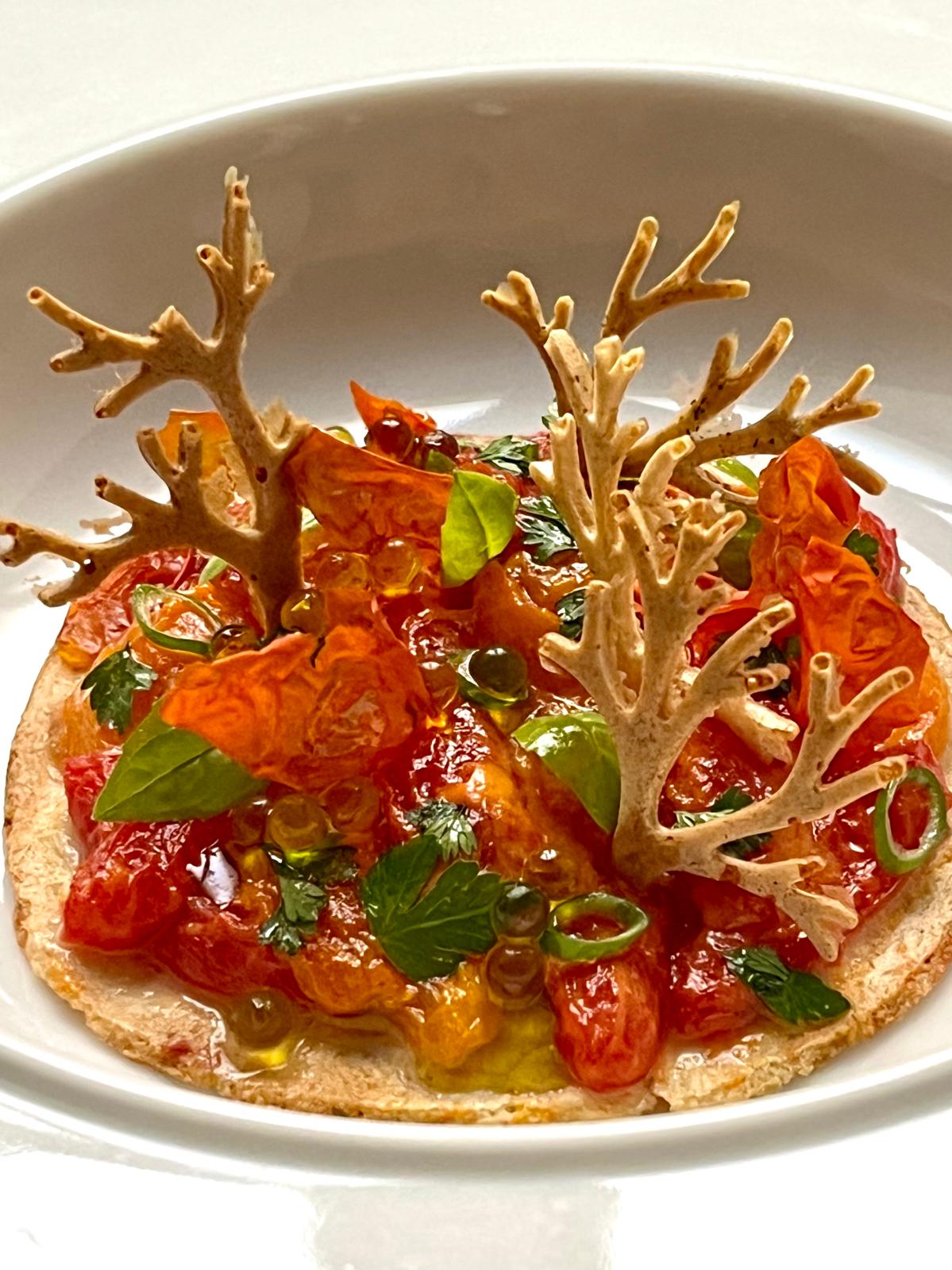 Tarte fine à l'avoine, tomates confites et herbes fraîches