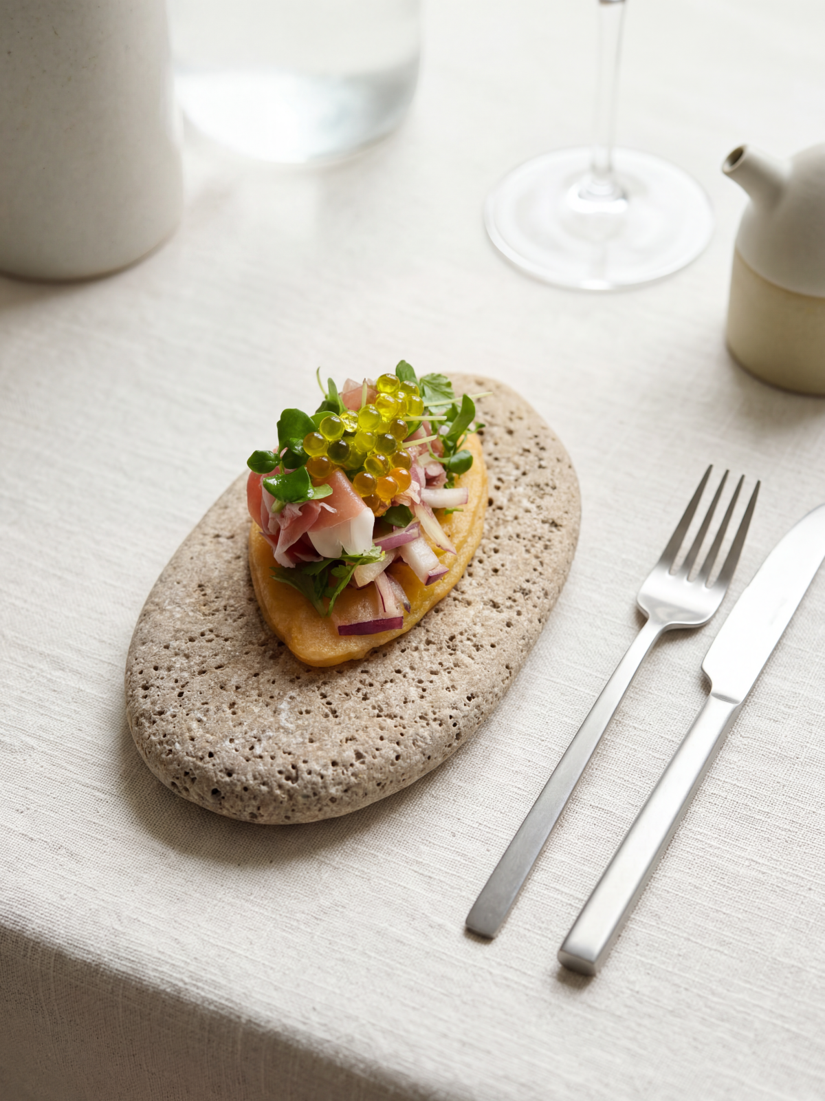 Tartelette croustillante au melon, pêche blanche et jambon de parme
